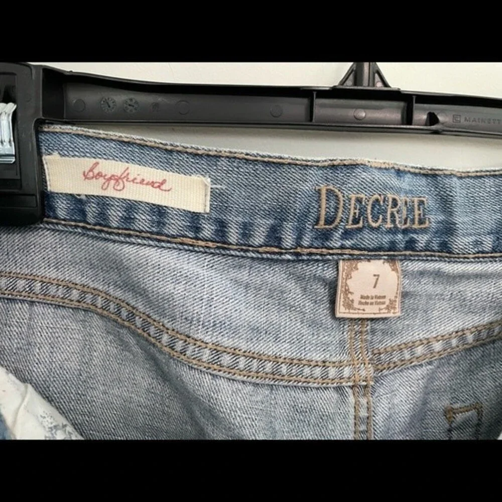 Decree Distressed and Upcycled Cropped Jeans Size‎ 7